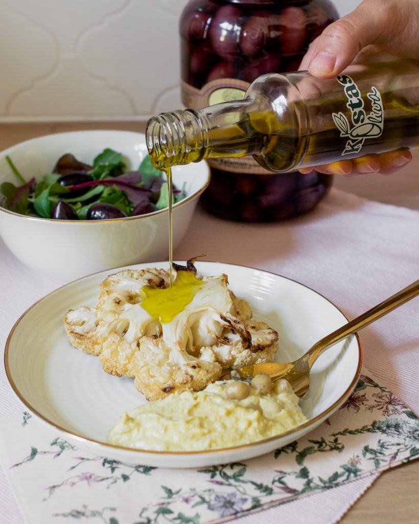 Karfiol steak hummusszal, salátával (ovulációs fázis)