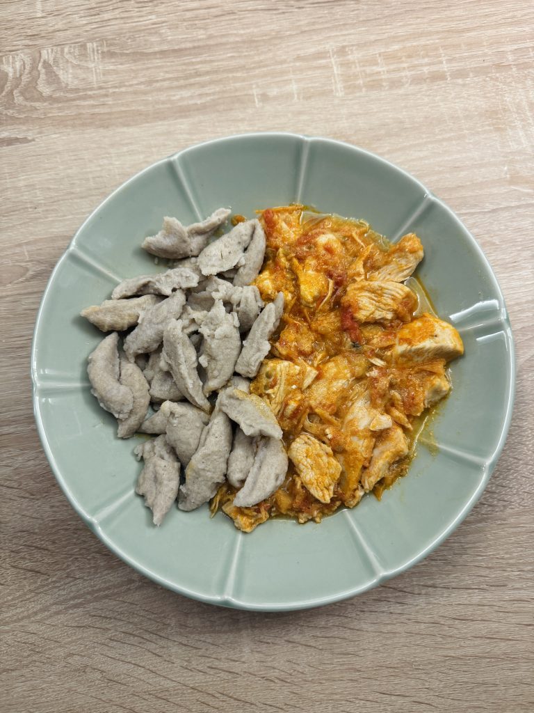 Csirkepaprikás hajdinanokedlivel